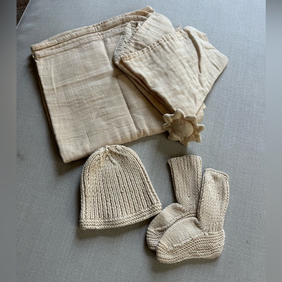 Crate and Kids Cozy Sun Essential Baby Gift Set - Picture 4 of 10